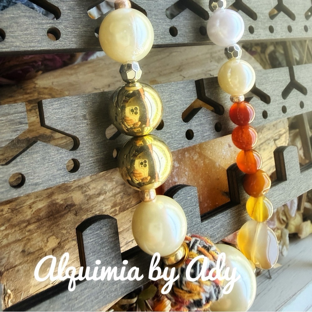 Big oversized pearls and carnelian beaded short necklace